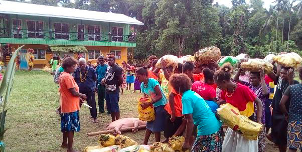 Gumu Community presenting gifts to the guests.
