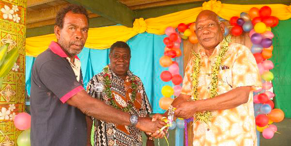 (L to R) Mr. John Manaka handing over the keys to the new classrooms to GP's Acting Premier who subsequently handed them to the school's chairperson