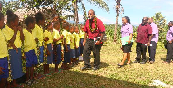 Teatupa school children garlanding guests on arrival